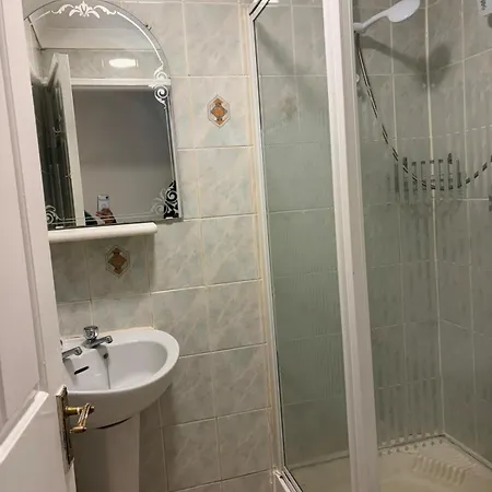 Newbridge Lodge Guest House Apartament