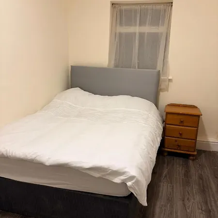 Newbridge Lodge Guest House *